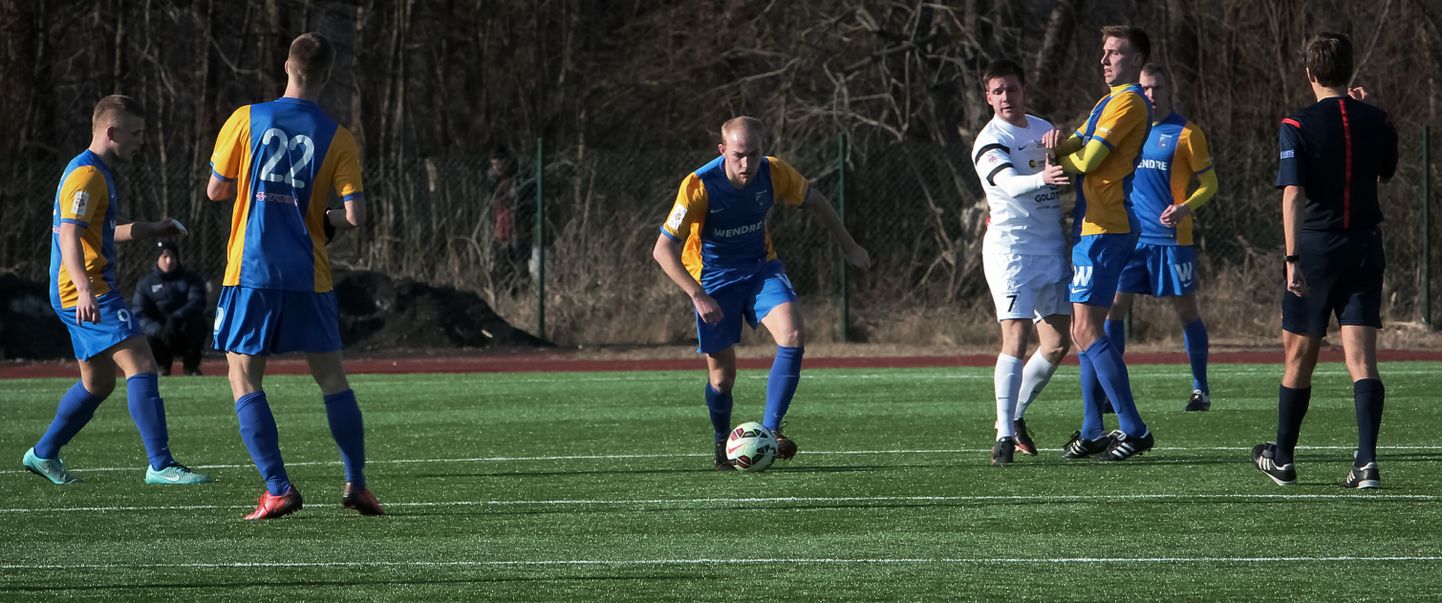 Tammeka poolkaitsja Kristjan Tiirik (valges) lõi mängus Pärnu linnameeskonna vastu värava, ent tegi ühtlasi jalale haiget.