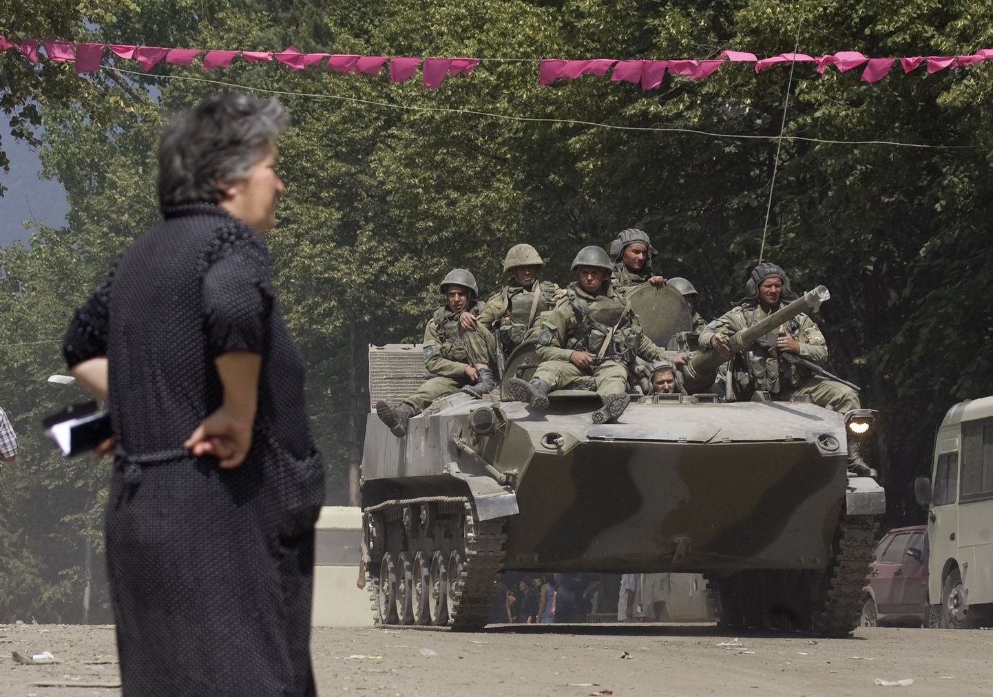 Naine vaatab, kuidas Vene soomukid sisenevad Dzhava külla Lõuna-Osseetias.