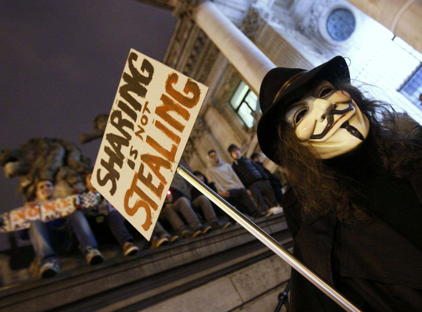 ACTA-vastane protest Brüsselis jaanuaris 2012, plakatil kiri «Jagamine pole varastamine».