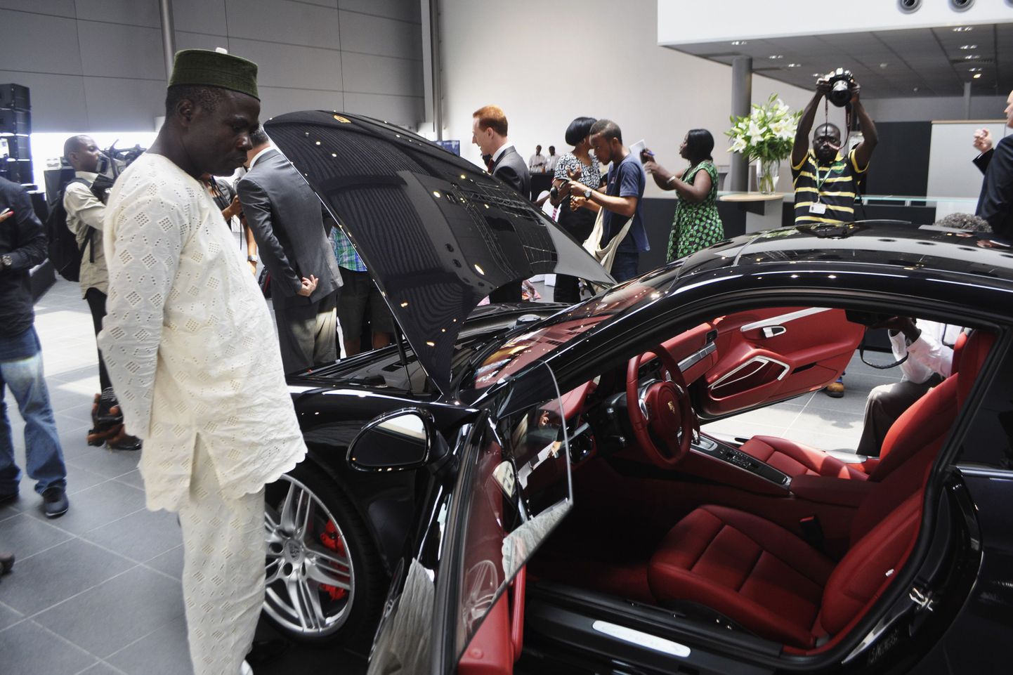 Nigeeria mees luksusautoga. Nigeeria on miljonäride arvu kasvult Aafrikas neljas.