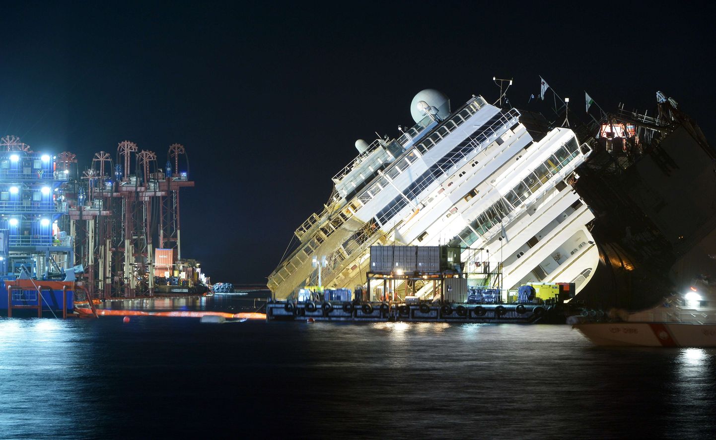 Операция по подъему затонувшего круизного лайнера Costa Concordia у итальянского острова Джильо завершена.