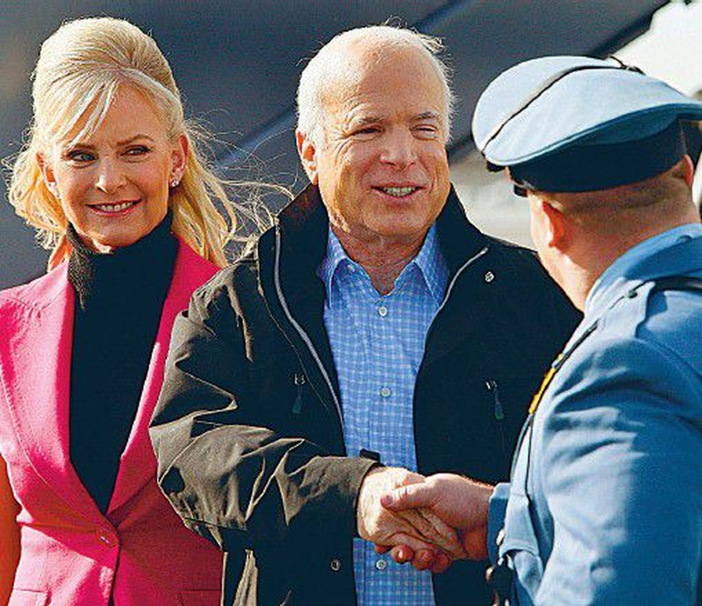 Vabariiklane John McCain eile koos abikaasa Cindyga New Jersey osariigis.