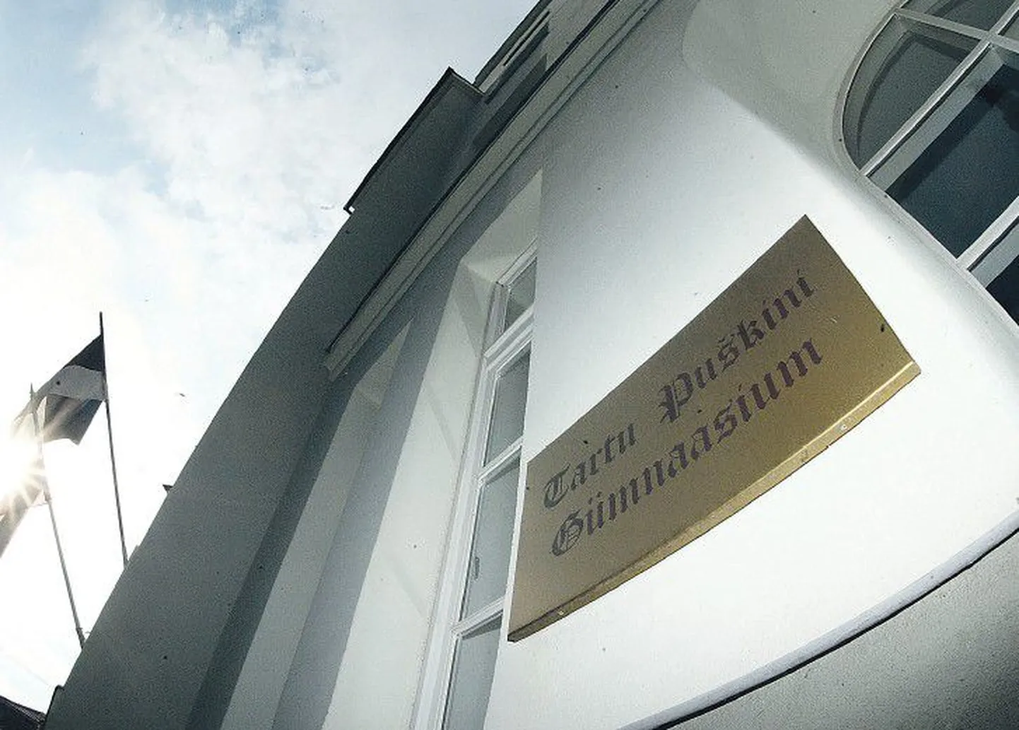 Городские власти Тарту обосновали необходимость объединения русскоязычных гимназий и, следовательно, закрытия Пушкинской гимназии тем, что число учащихся в них постоянно уменьшается. В 2007 году это событие вызвало в городе сильный переполох.