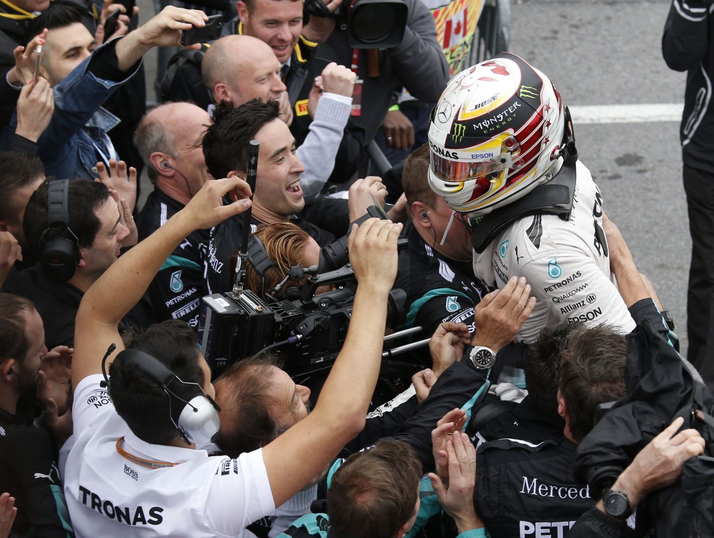 Lewis Hamilton tähistab koos meeskonnaga võitu