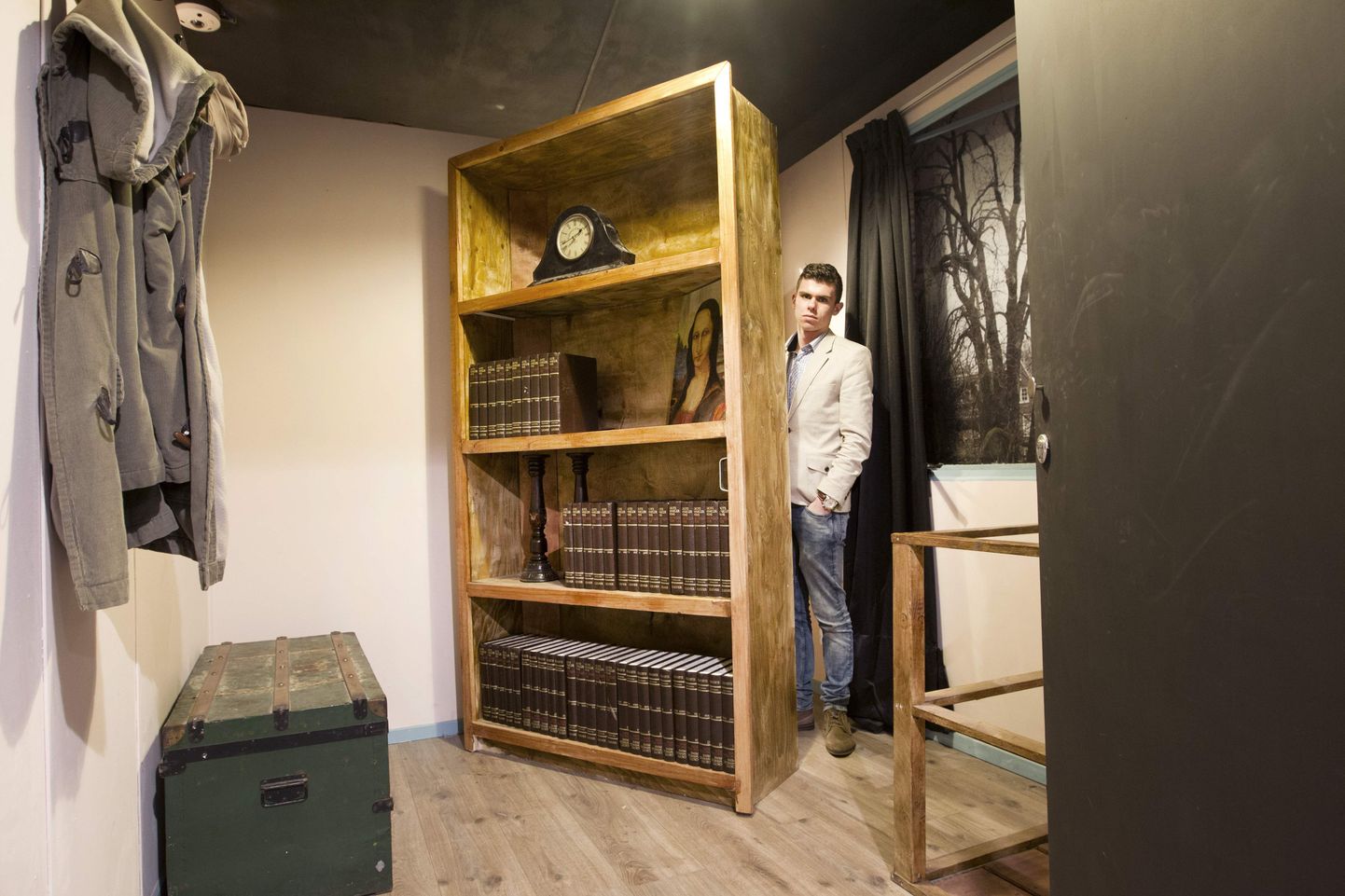 Põgenemistoa omanik Thijs Verberne Anne Franki peidupaika imiteeriva atraktsiooni juures.