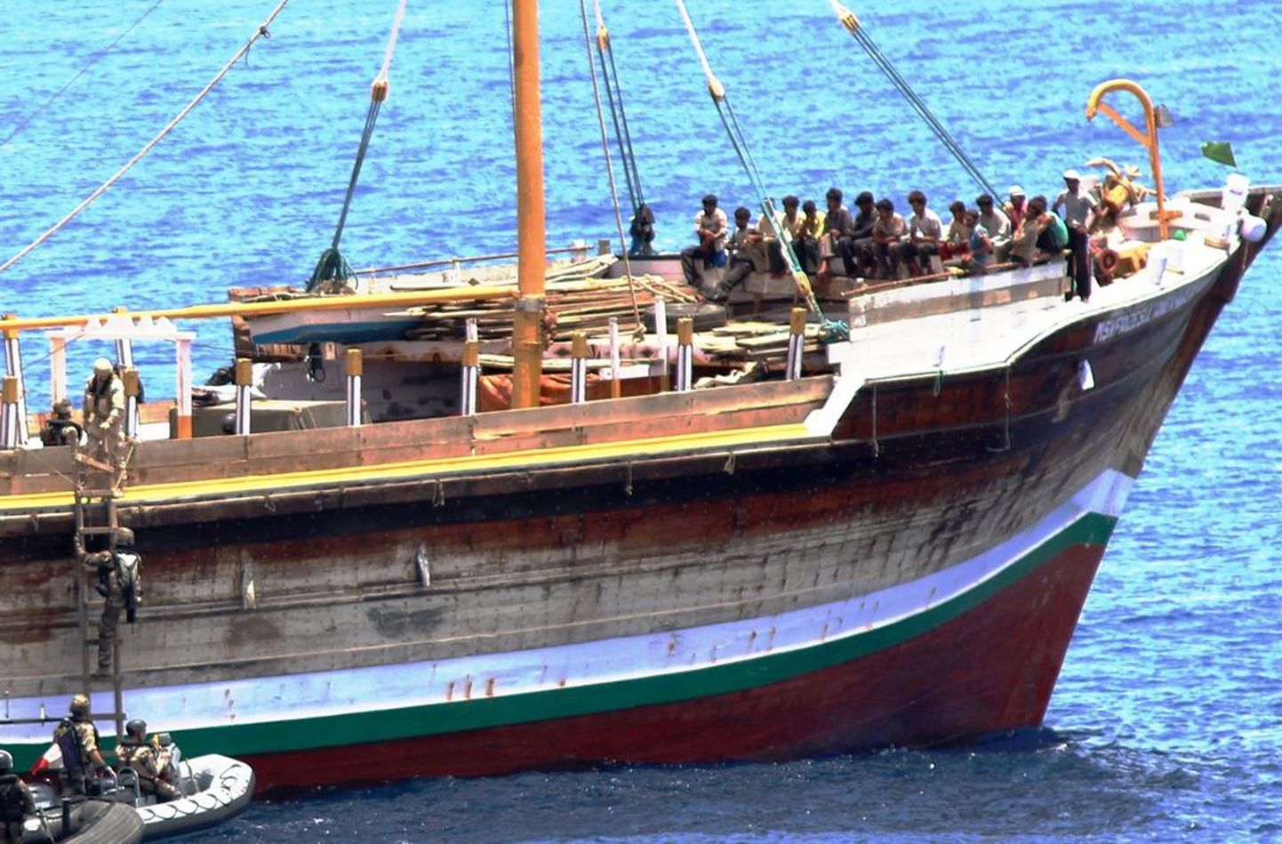 Piraadid kaaperdatud Jeemeni laeval, mis sai pärast Prantsuse fregatilt korraldatud vabastusoperatsiooni koju seilata samamoodi, nagu mereröövlidki pärast mõnepäevast vangistust. Ühe öö loksusid sellel alusel valvuritena ka Eesti laevakaitsjad.