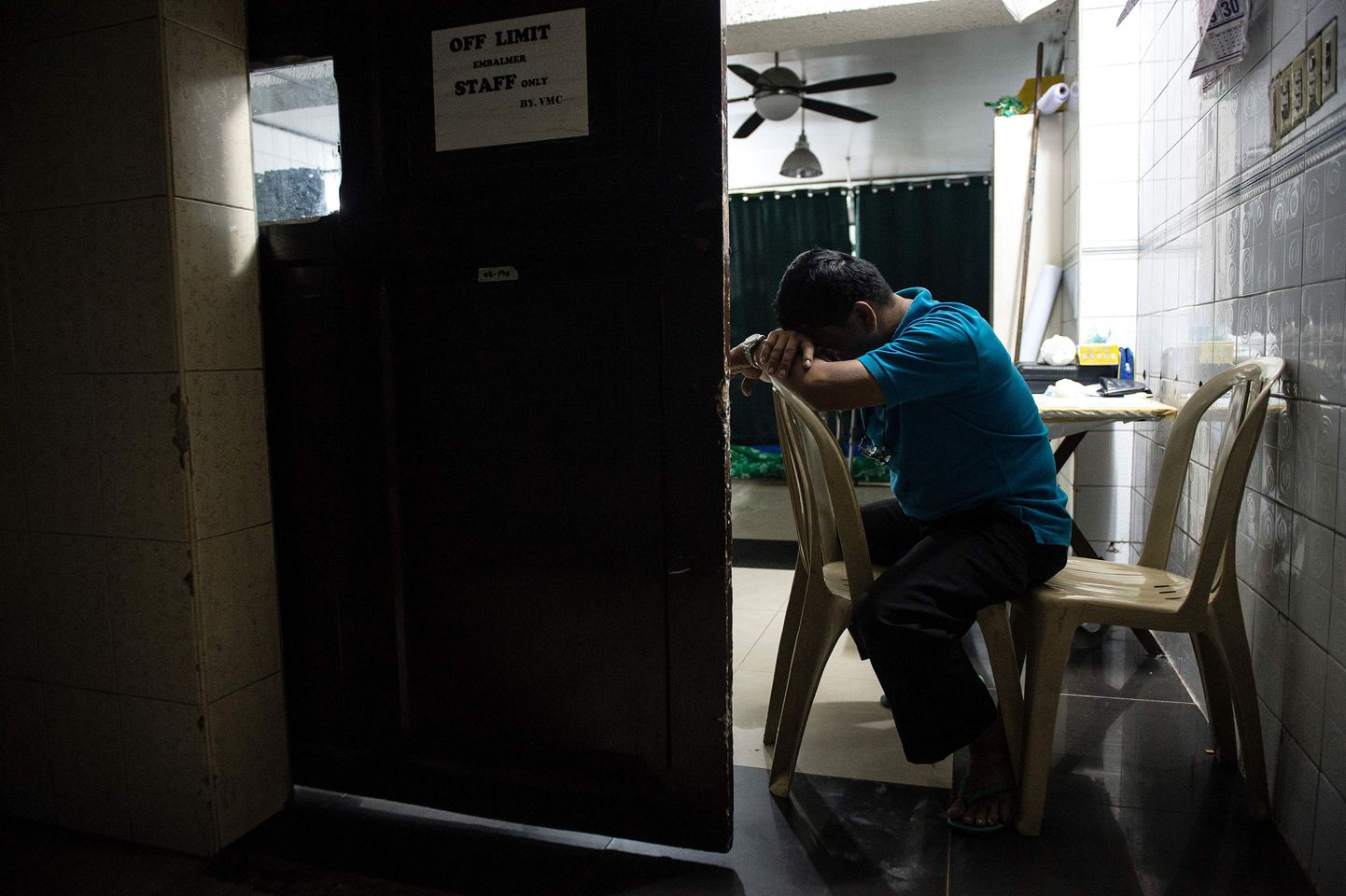 Manilas asuva Veronica kabeli balsameerija Orlando Cadiente surnukambri toolil magamas.