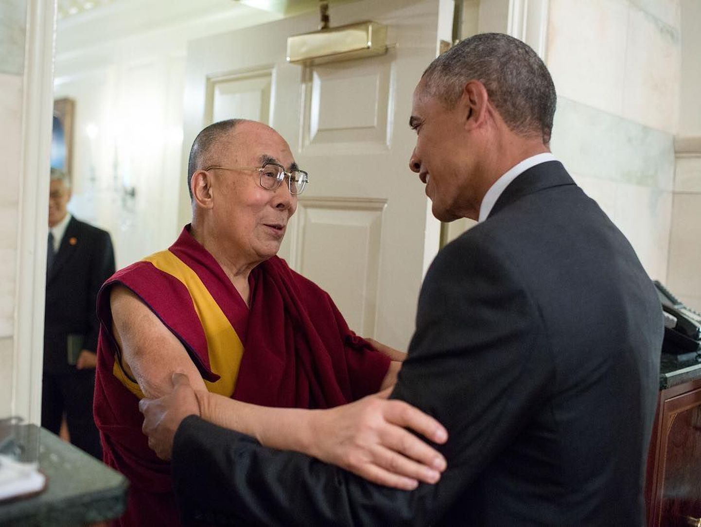 У Далай-ламы, искреннего противника капитализма, дружеские отношения с президентом капиталистической страны Бараком Обамой.