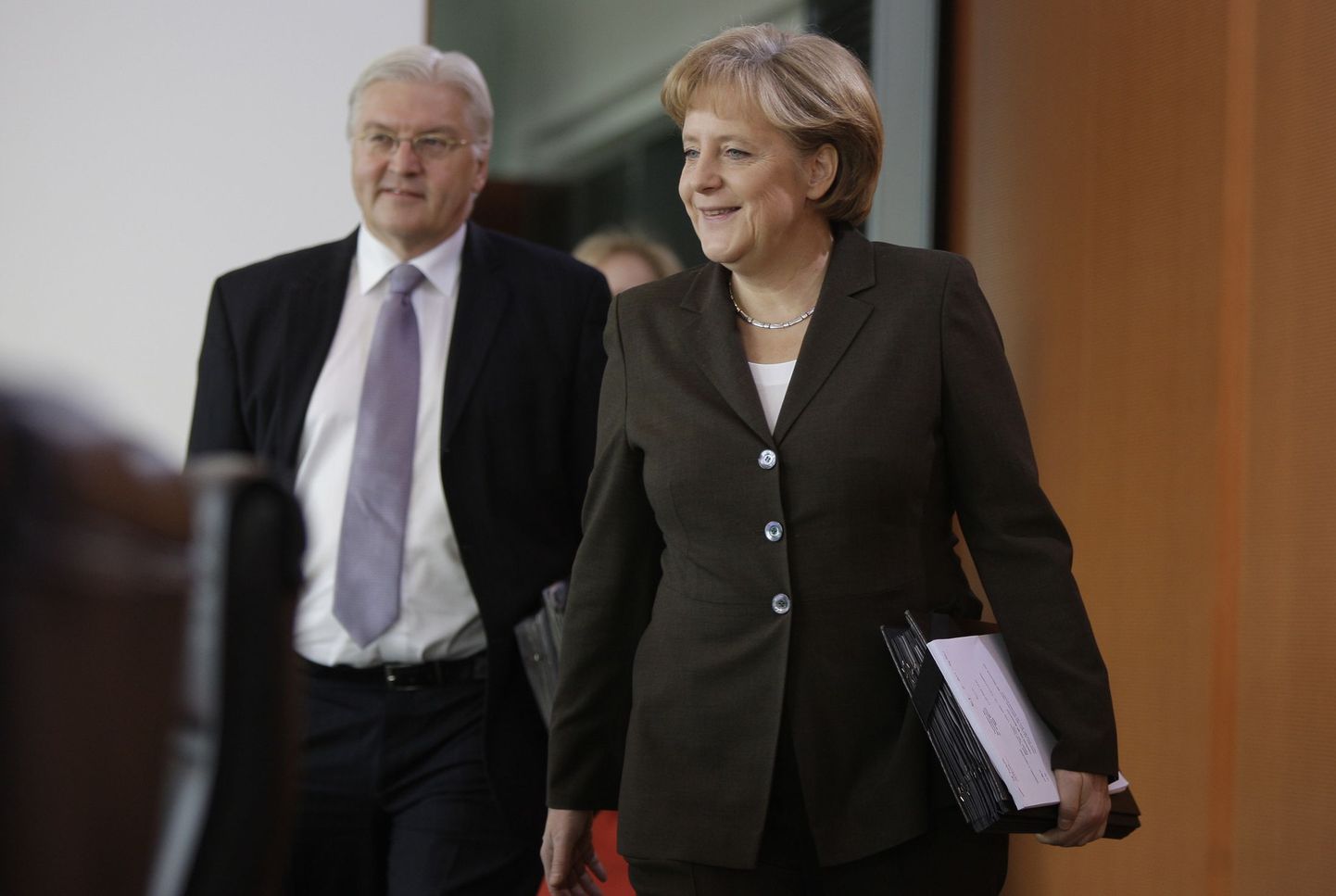 Angela Merkel ja Frank-Walter Steinmeier saabuvad koos valitsuse kabinetiistungile.