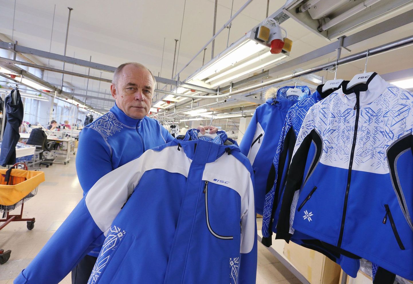 Maksuvõlgades sipleva Ilves-Extra omanik Arvo Kivikas näitab Eesti sportlastele viimaseks taliolümpiaks valminud rõivaid.