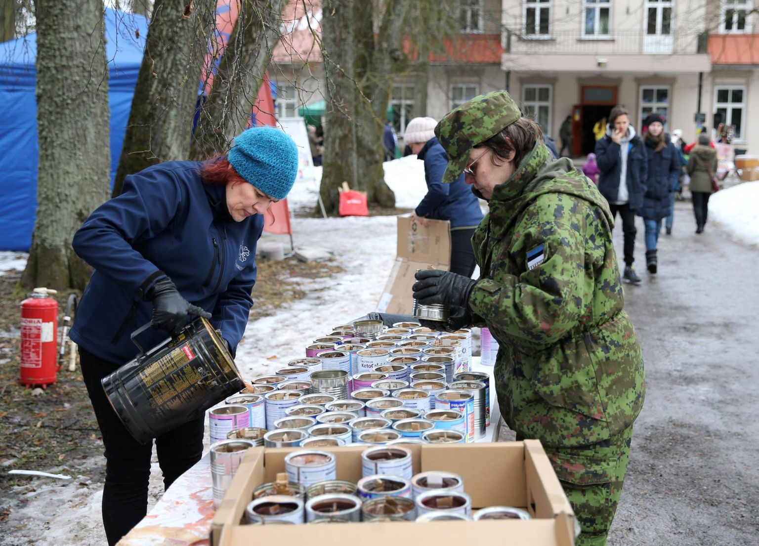 Vabatahtlikud meisterdavad ukraina sõduritele kaevikusse sooja ja valgust pakkuivaid küünlaid.