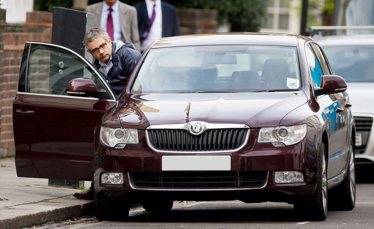 Rowan Atkinson teeb viimasel ajal oma igapäevasõite Škodaga. Foto: