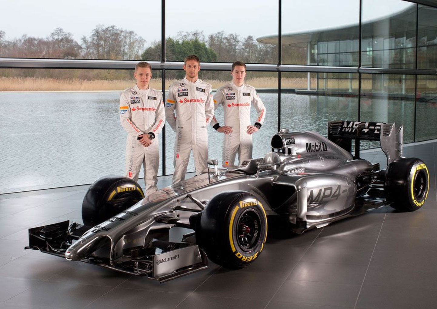 Mercedese autot esitlesid Kevin Magnussen (vasakul), Jenson Button ja Stoffel Vandoorne.