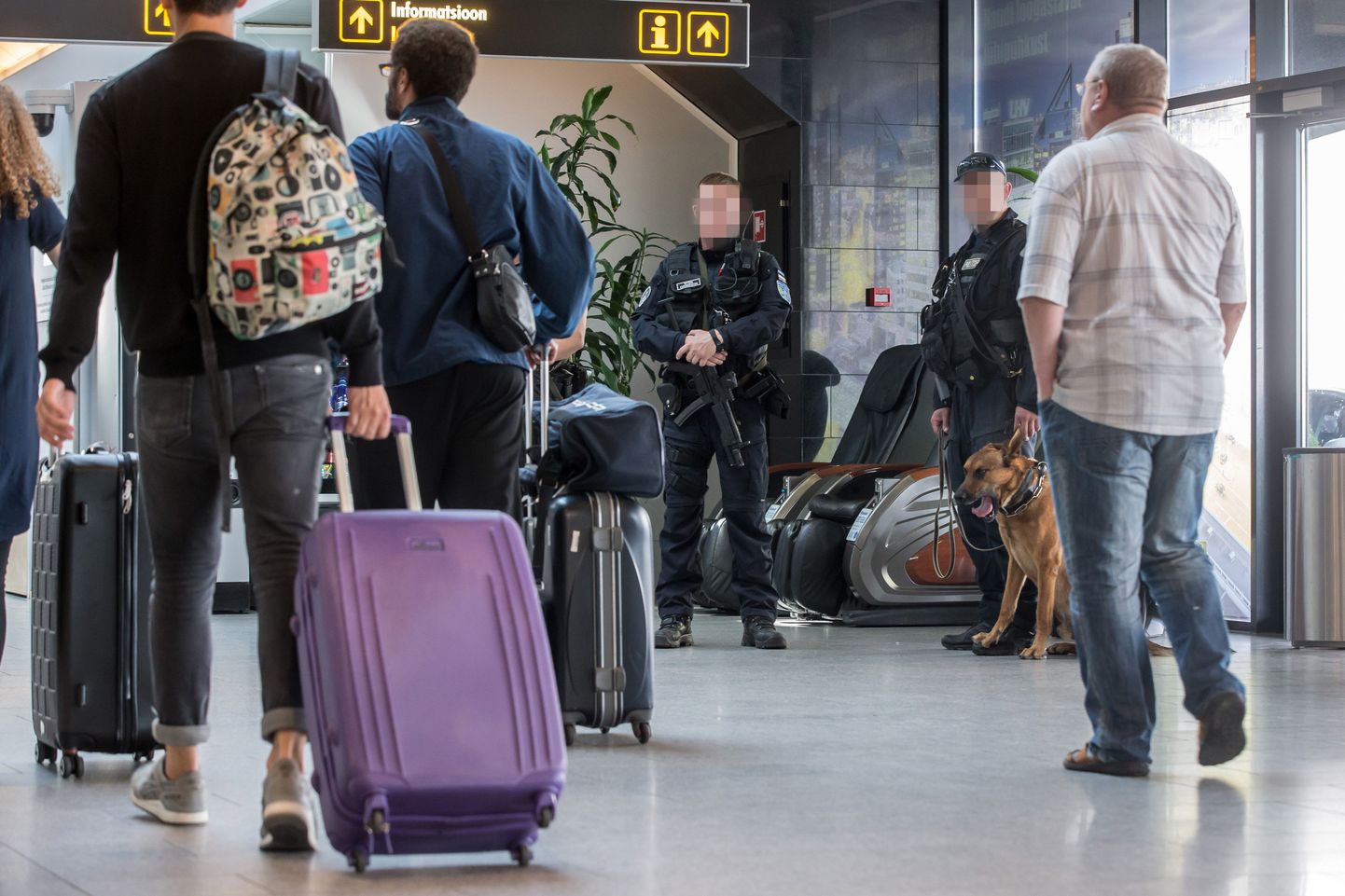 Politseinikud võtsid 2016. aasta juulis pärast pommiähvardust Tallinna lennujaama tugevdatud valve alla.