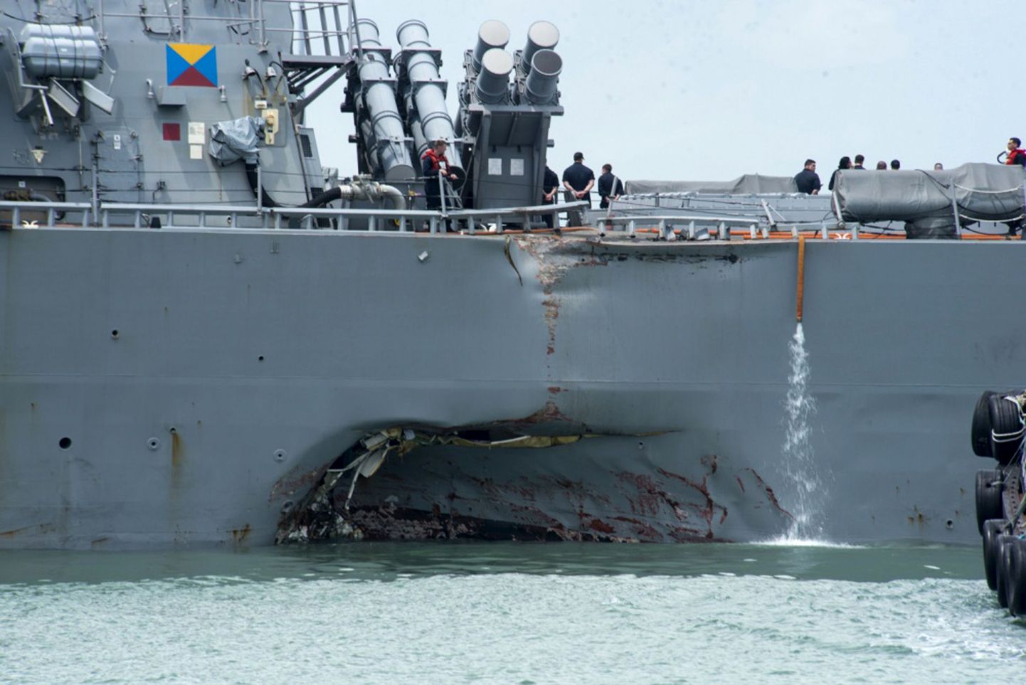Kahjustada saanud hävitaja USS John S. McCain.