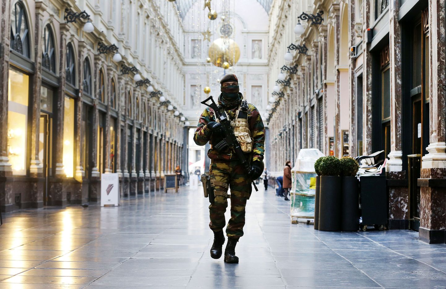 Belgia sõdur Brüsselis patrullimas.