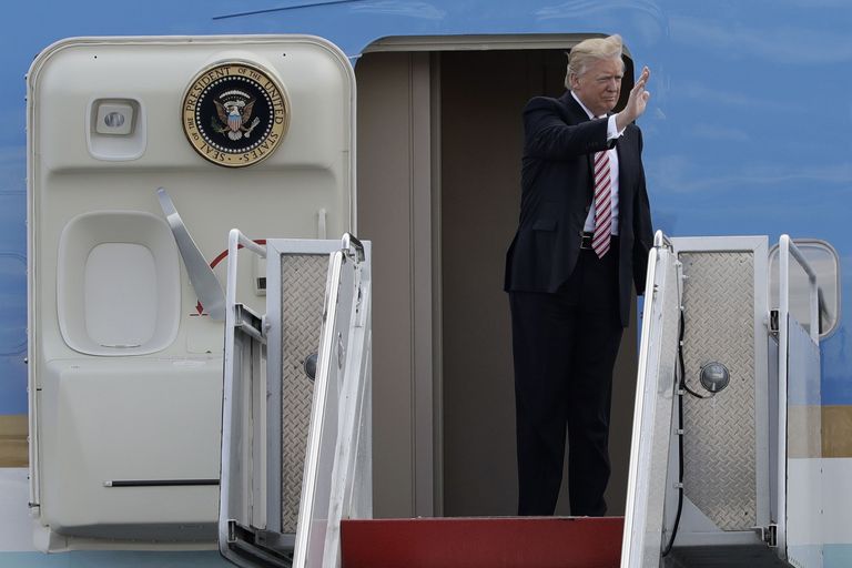 USA president Donald Trump lendas esmakordselt presidendilennukiga
