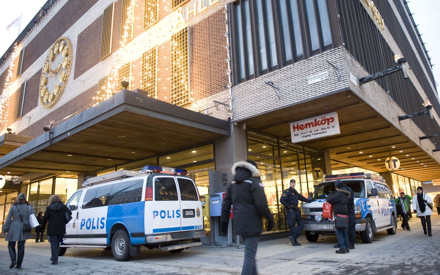 Rootsi politseiautod Stockholmis Drottninggatanil.