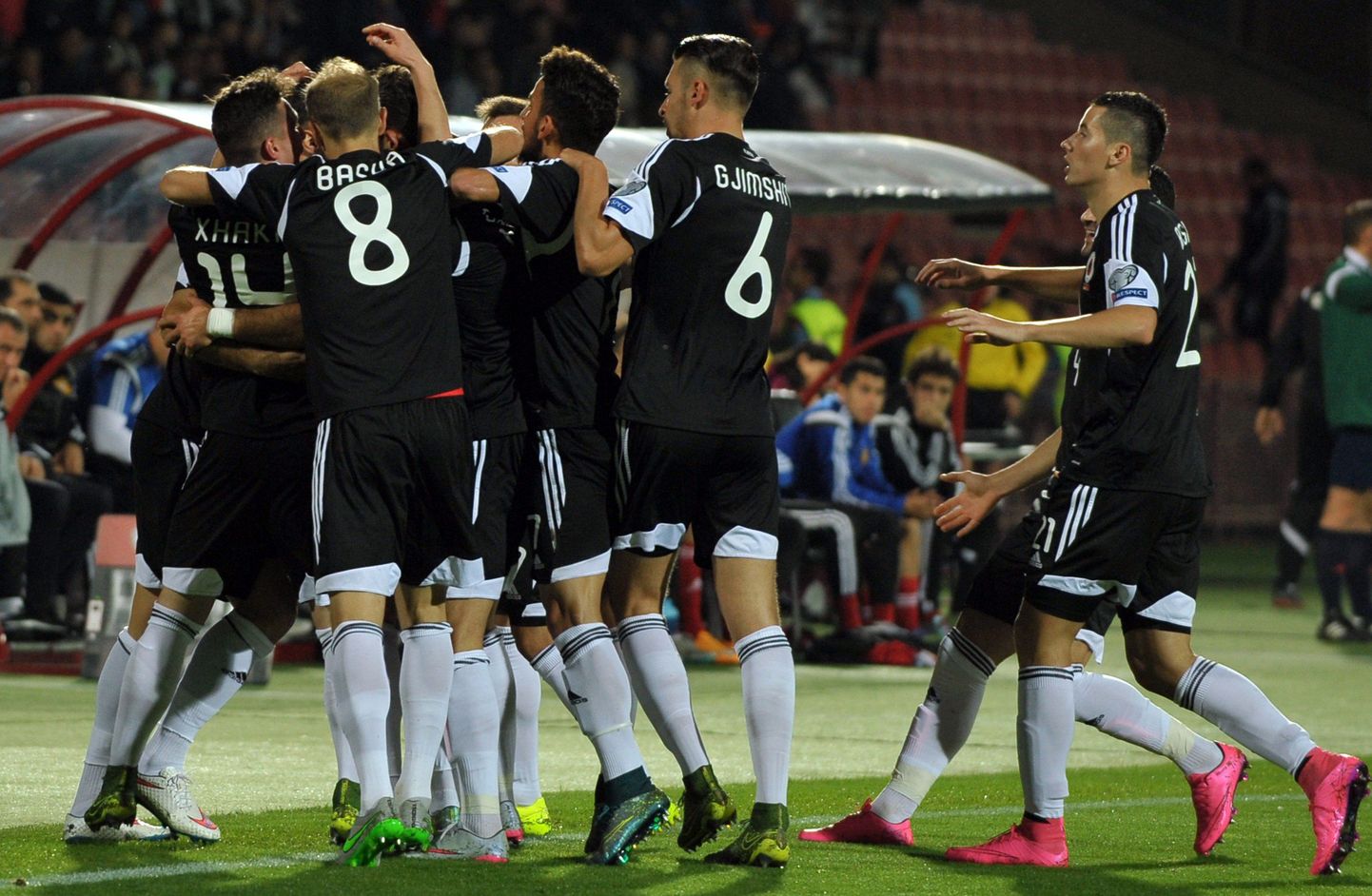 Albaania jalgpallikoondis tähistamas Armeenia vastu löödud väravat.