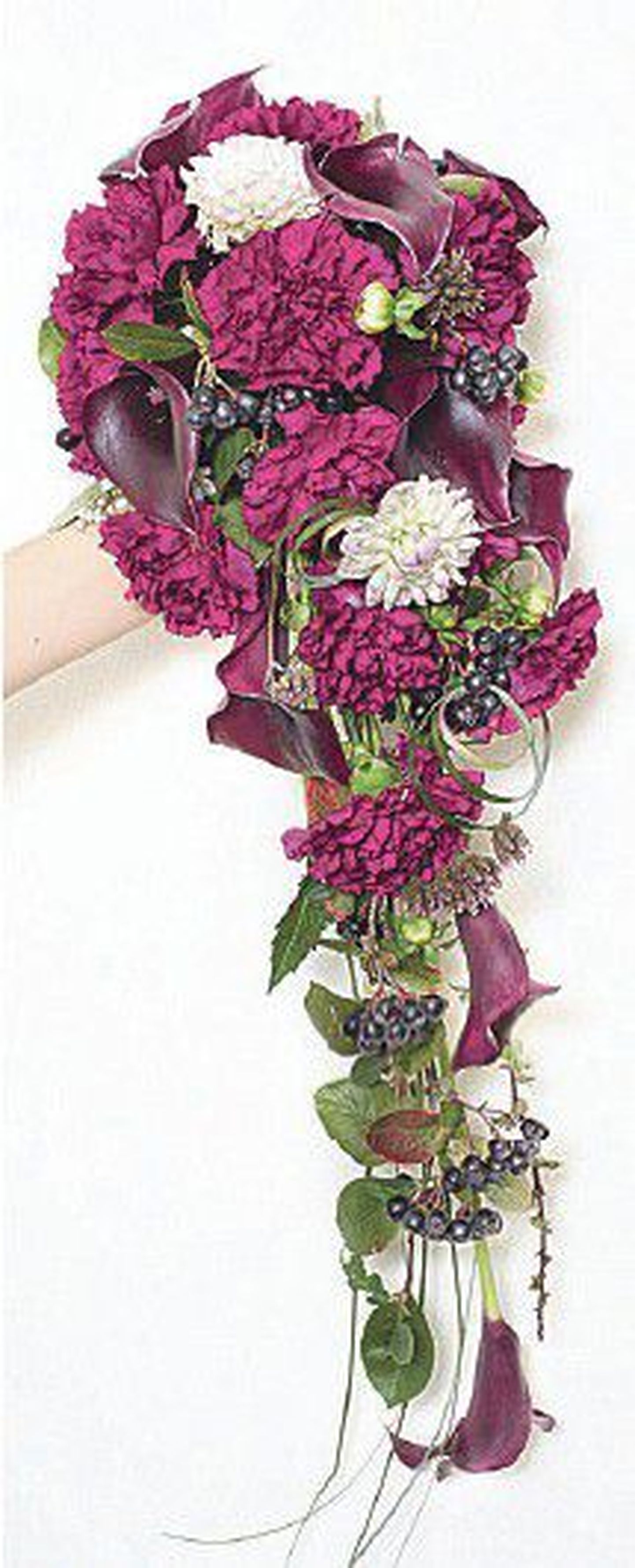 А эту композицию Инга Купинская назвала «Букет для ноябрьских невест»: «Это букет для эстеток – темно-лиловый в сочетании с фиолетовым и с ягодными гроздями... Такой может быть в руках у очень необычной девушки, ценительницы благородных оттенков и смелых сочетаний».