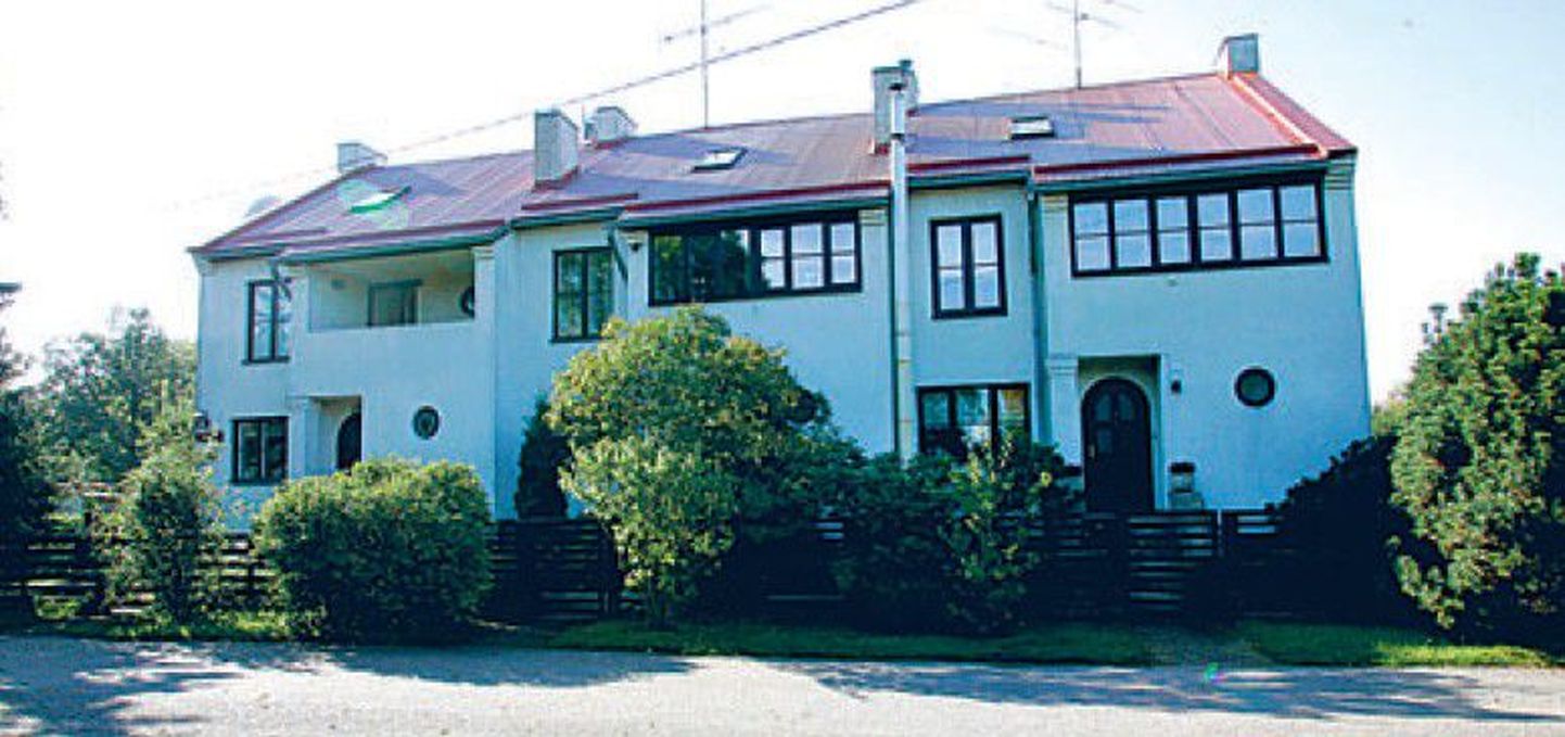 Herman Simmile kuulub Sauel ridaelamuboks (pildil oleva maja parempoolseim) ning garaaž.