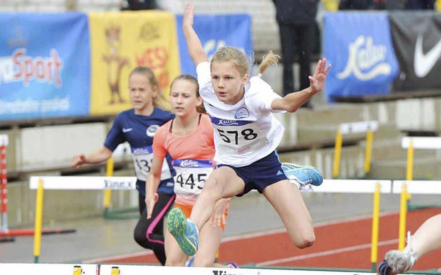 Paalalinna kooli tüdruk Jane Roosimägi sai Rakveres peetud noorte kergejõustikusarjas «TV 10 olümpiastarti» tubli tulemuse kõigil kavas olnud kolmel alal. Tema parim koht tuli 600 meetri jooksus, mille ta lõpetas teisena. Pilt on tehtud mullu Karksi-Nuias sama sarja finaaletapi tõkkejooksul.
