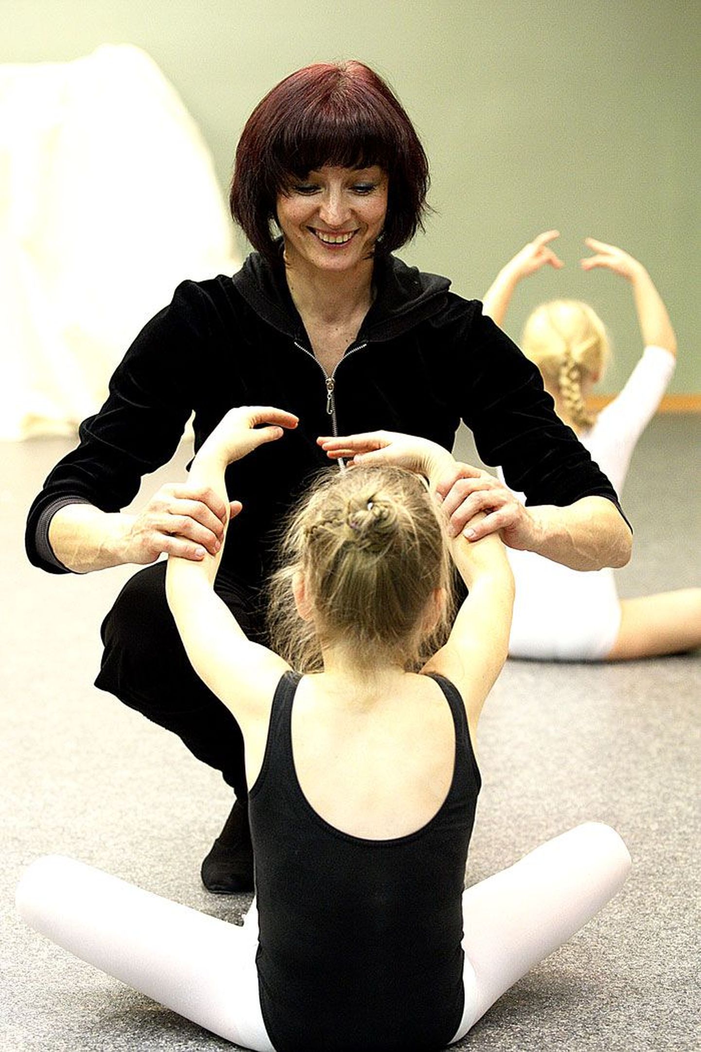 Kui Rita Dolgihh oli esmaspäeval teatri balletisaalis lõpetanud Vanemuise tantsu- ja balletikooli vanema­­te õpilastega tunni, asus ta õpetama klassikalise tantsukunsti A-d ja B-d kõige noorematele.