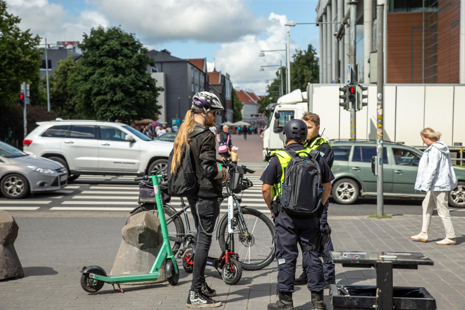 Ehkki kiivri kandmine on kohustuslik vaid 16. eluaastani, soovivad politseinikud peakaitset kandes olla eeskujuks ning palusid sama teha ka ajakirjanikul.