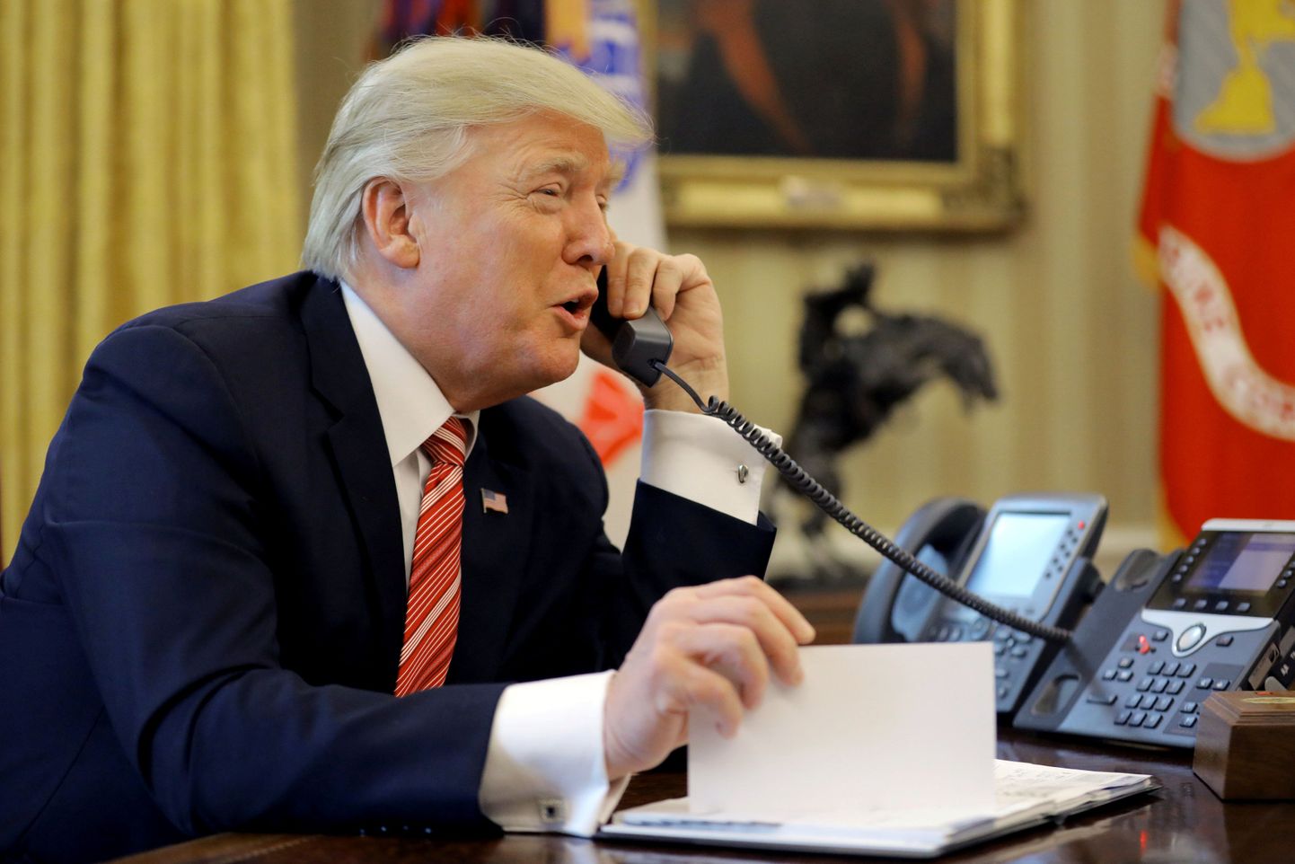 Donald Trump Ovaalkabinetis telefonivestlust pidamas.