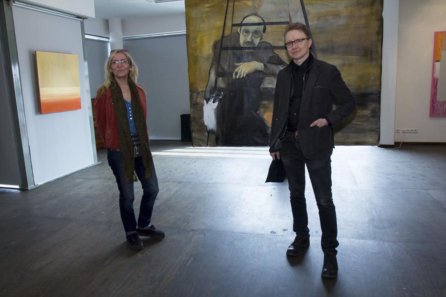 Mika Vesalahti ja tema maal Mark Rothkost. Vasakul seisab soome kunstnik Mia Waire, kes esineb näitusel installatsiooniga.