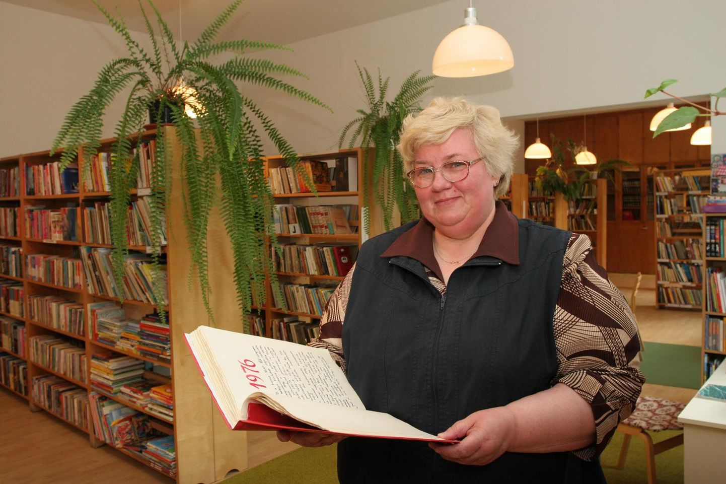 Käravete raamatukogu juhataja Riina Pedoson näitab kauaaegse juhataja Miine Reisenbuki kirjutatud kroonikat, mille abil on hea vaadata tagasi möödunud kümnendite ettevõtmistele.