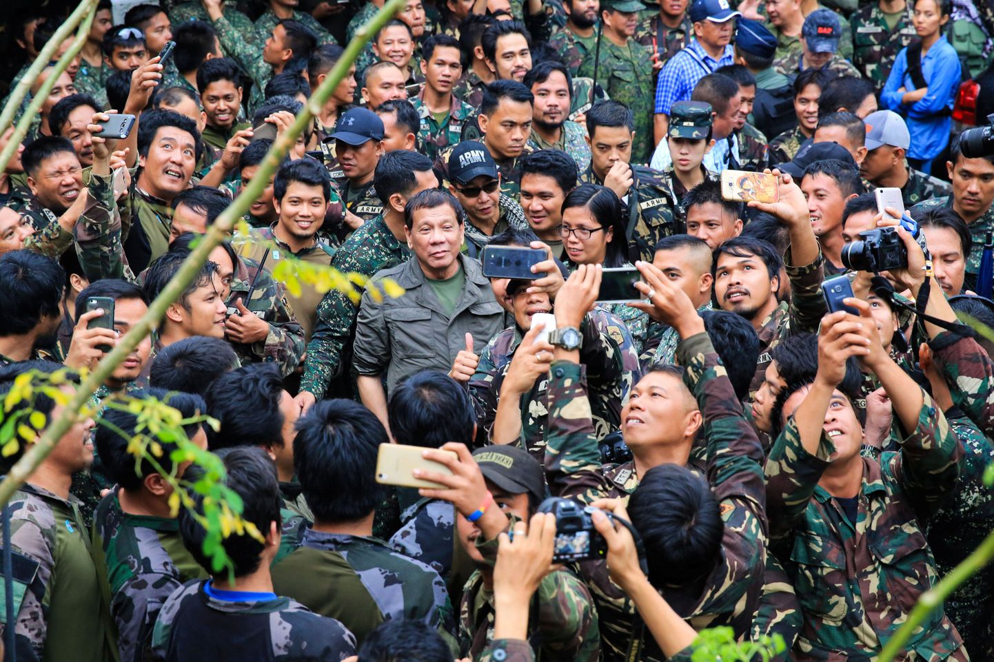 Sõduritega ümbritsetud Filipiinide president Rodrigo Duterte.