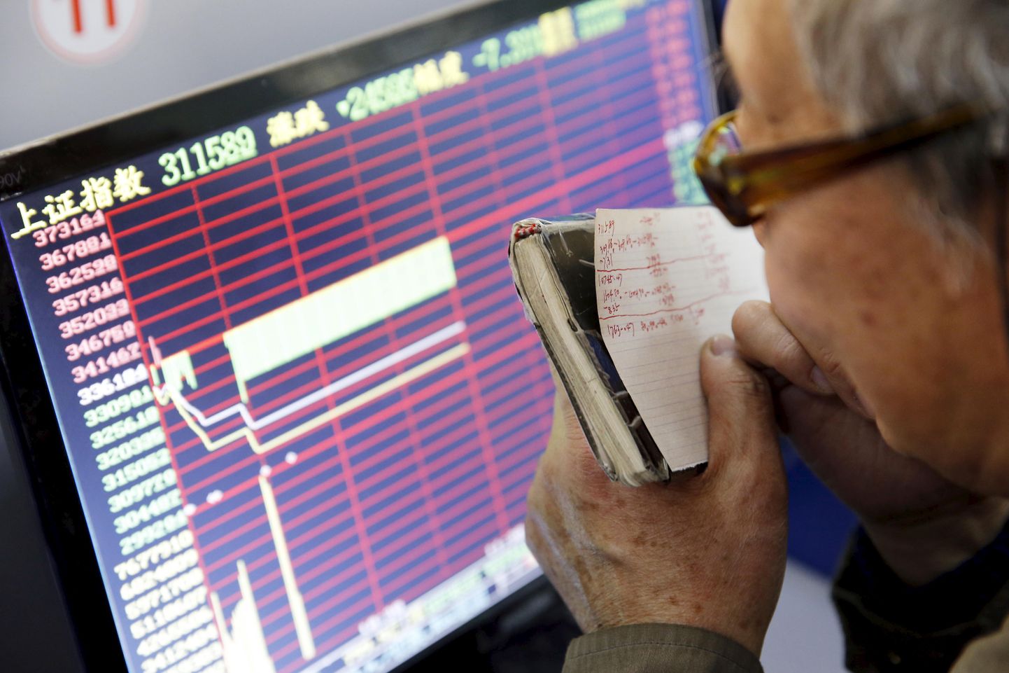 Investor Shanghai maaklerifirmas ekraani põrnitsemas. Hiina aktsiaturgudel sai täna vaid napp pool tundi kaubelda.