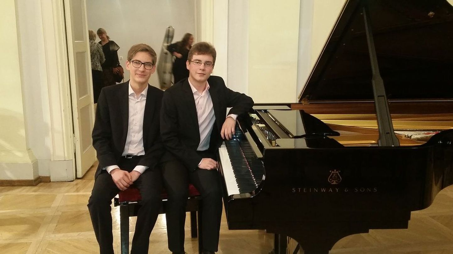 Juba sel laupäeval saavad Palupera mõisa külastajad nautida kahe noore andeka pianisti koosmängu, kontserdi annavad Arko Narits (vasakul) ja Argo Jentson.