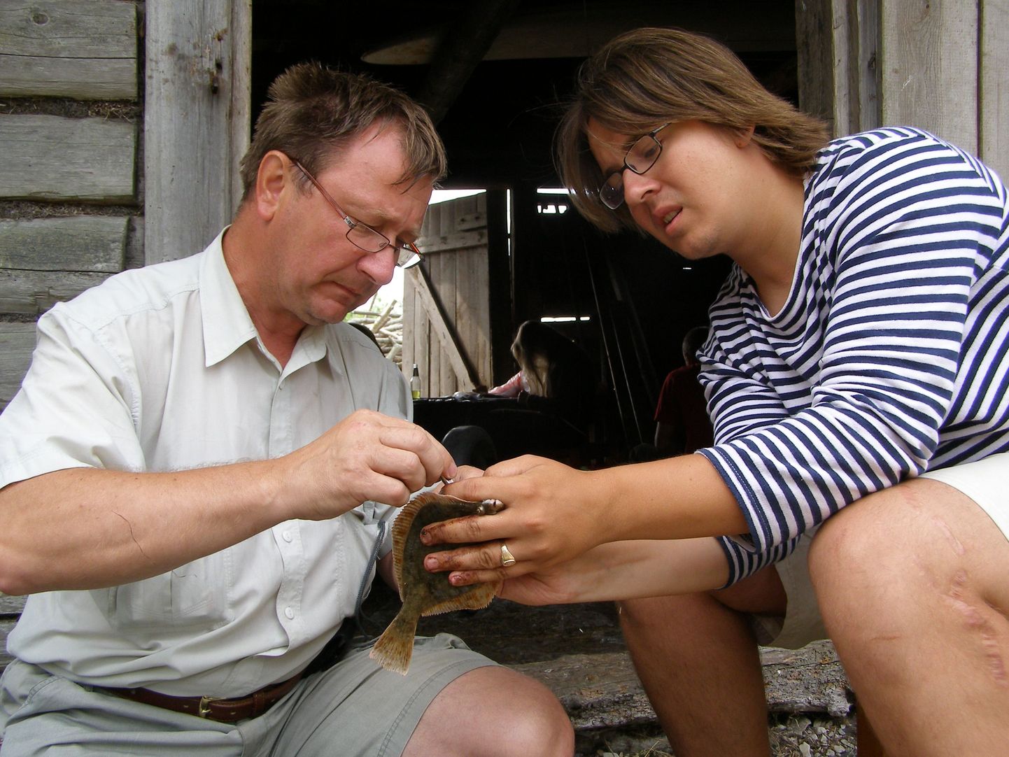 Arvo Tuvikene (vasakul) ja doktorant Randel Kreitsberg võtavad lestadelt naftareostuse uurimiseks proove.