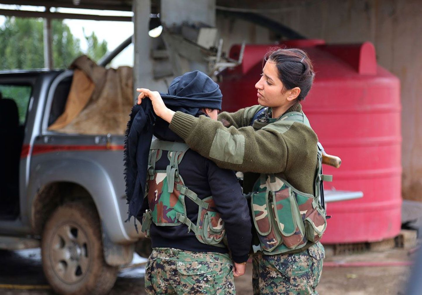Курдские женщины, воюющие против «Исламского государства», готовятся к бою.