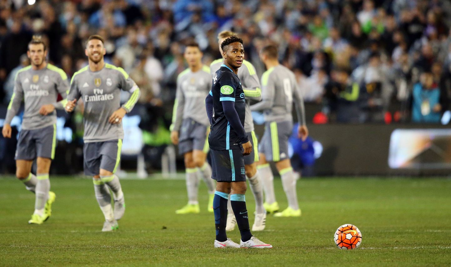 Manchester City värske täiendus Raheem Sterling (esiplaanil) oli kohtumise lõpuks nukramas meeleolus kui taustal rõõmustavad Madridi Reali mehed.