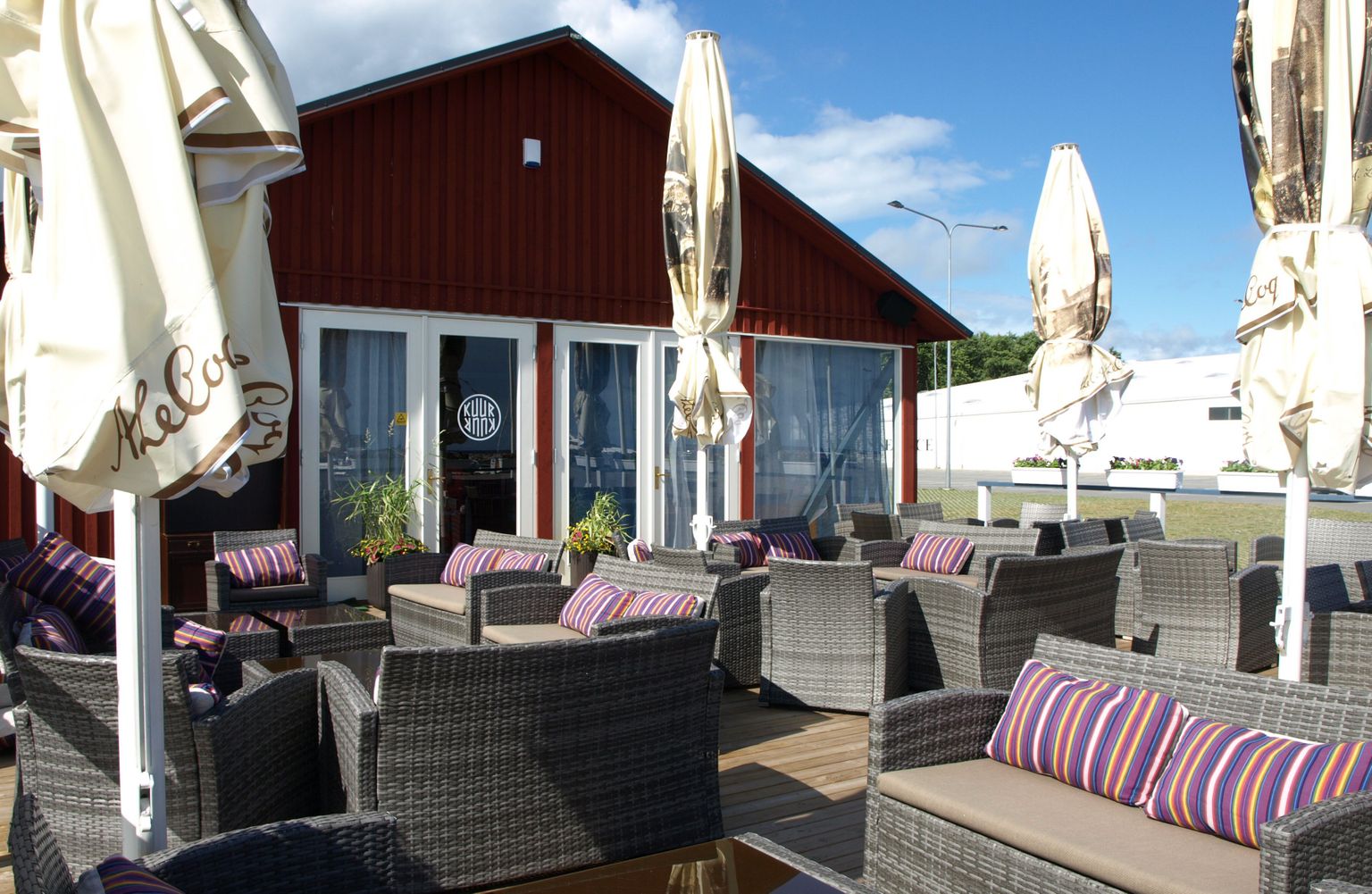 Resto Kuur Kärdla sadamas: süües hakkab ka päike peale.