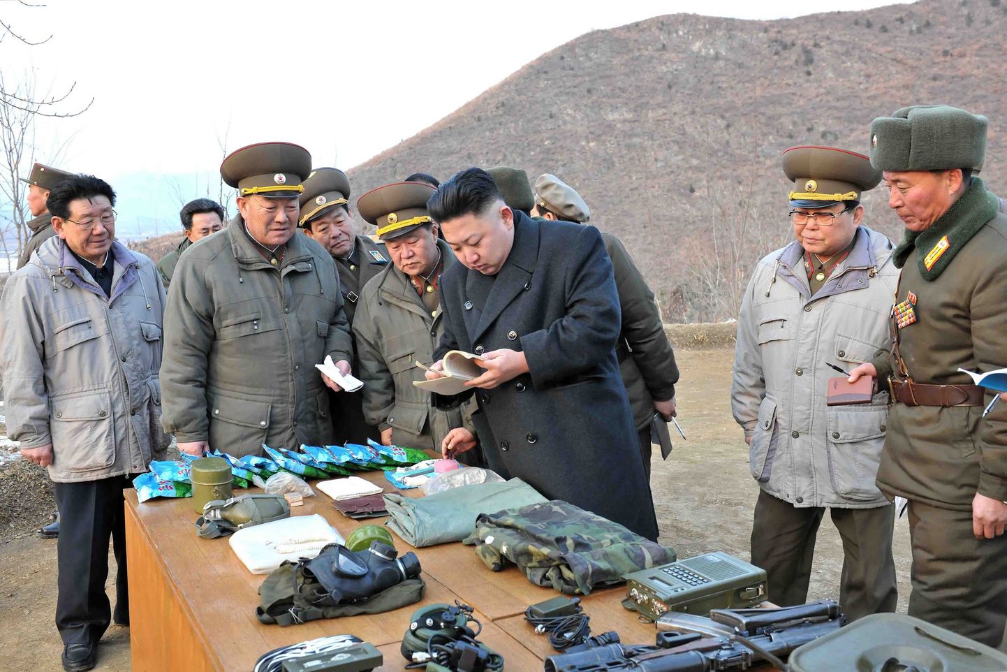 ÜRO uued sanktsioonid jätavad põhjakorealased luksuskaupadest ilma. Fotol Põhja-Korea juht Kim Jong-un (kesekel) inspekteerimas sõjaväelastele kuuluvaid esemeid