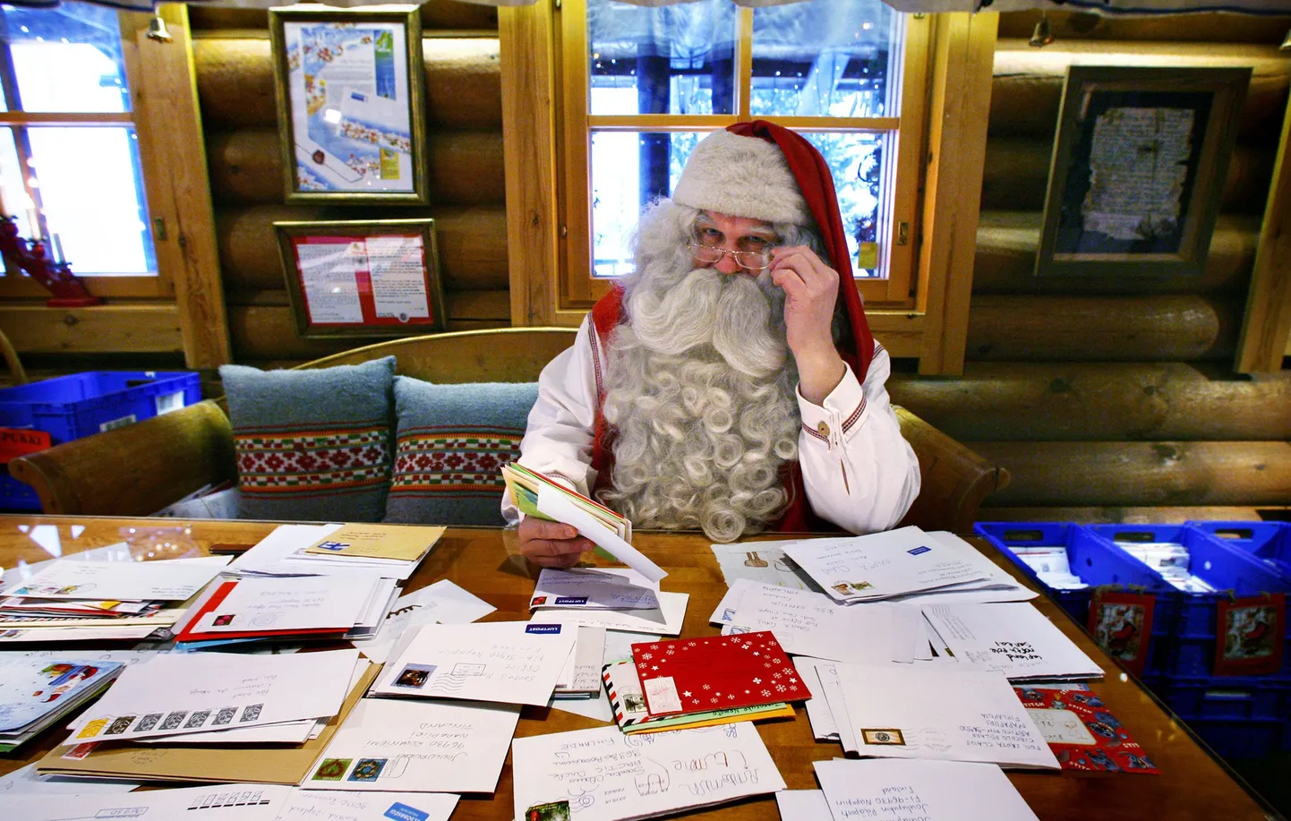 Jõuluvanaks maskeerunud mees Rovaniemis oma kirjavahetusega tegelemas.