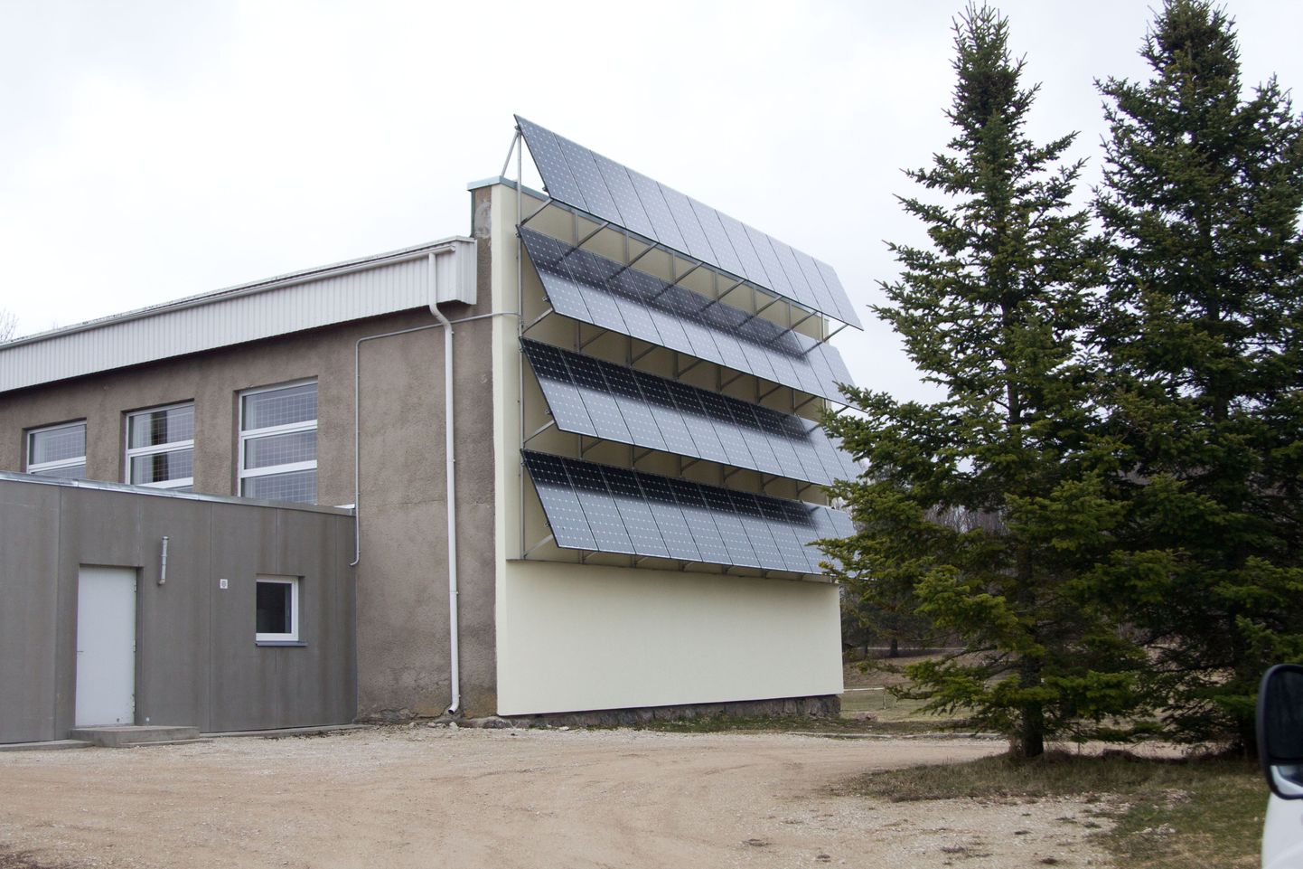 Lääne-Virumaa rakenduskõrgkool kasutab elektri tootmiseks päikesepaneele.
