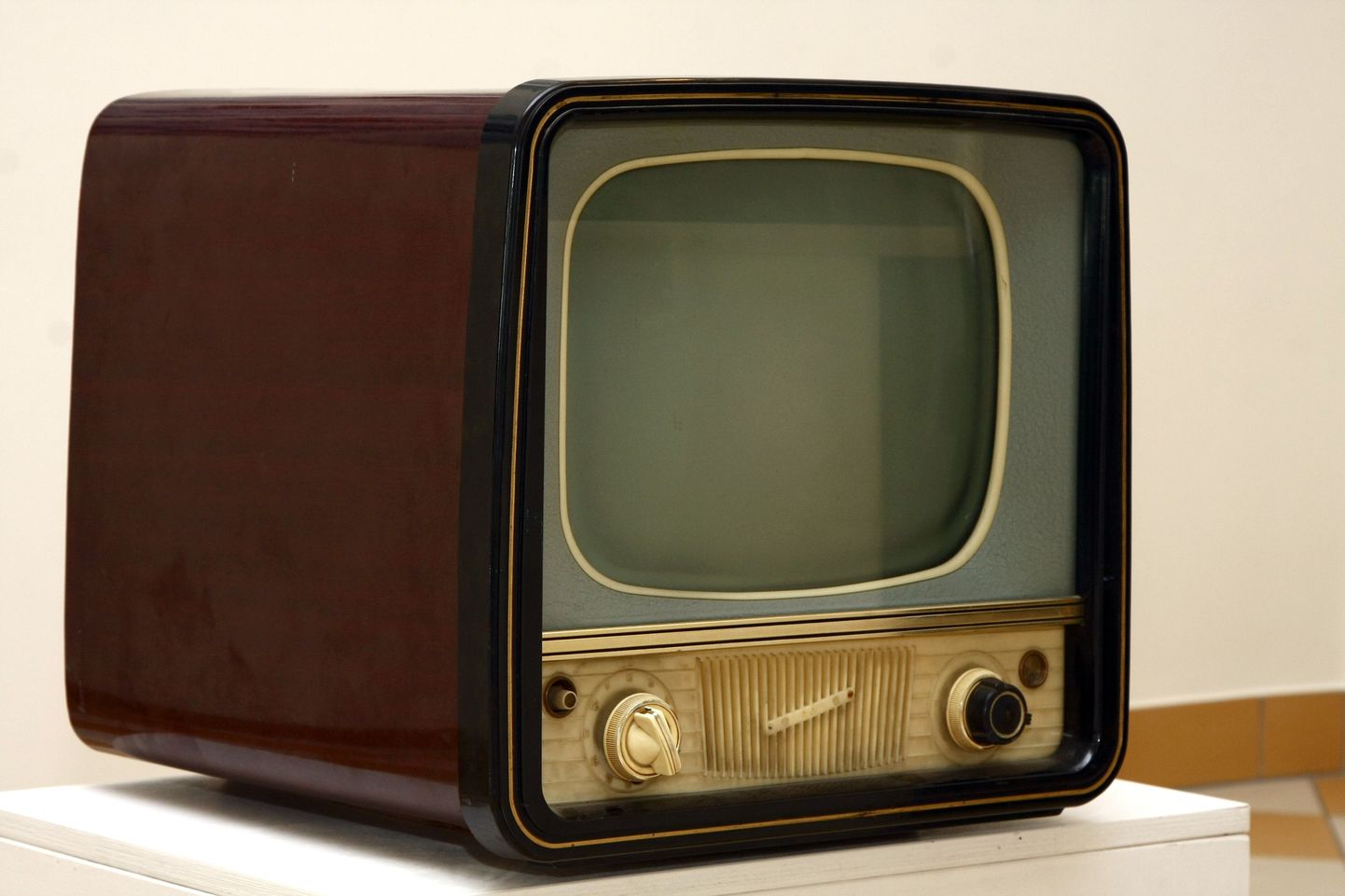 Kui poole sajandi taguse teleri tõstmiseks pidi tublisti jõudu olema ning kuvar moodustas poole tervest seadmest, siis nüüdisaegse teleri liigutamisega saab igaüks hakkama ja asjandus ise koosnebki sisuliselt suurest ekraanist.