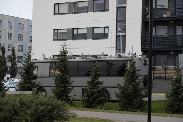 Piltidelt on näha, et Lasnamäe kiriku kõrval parklas seisab ka üks antennidega buss. Postimehe andmetel on tegu politsei- ja piirivalveameti staabibussiga.