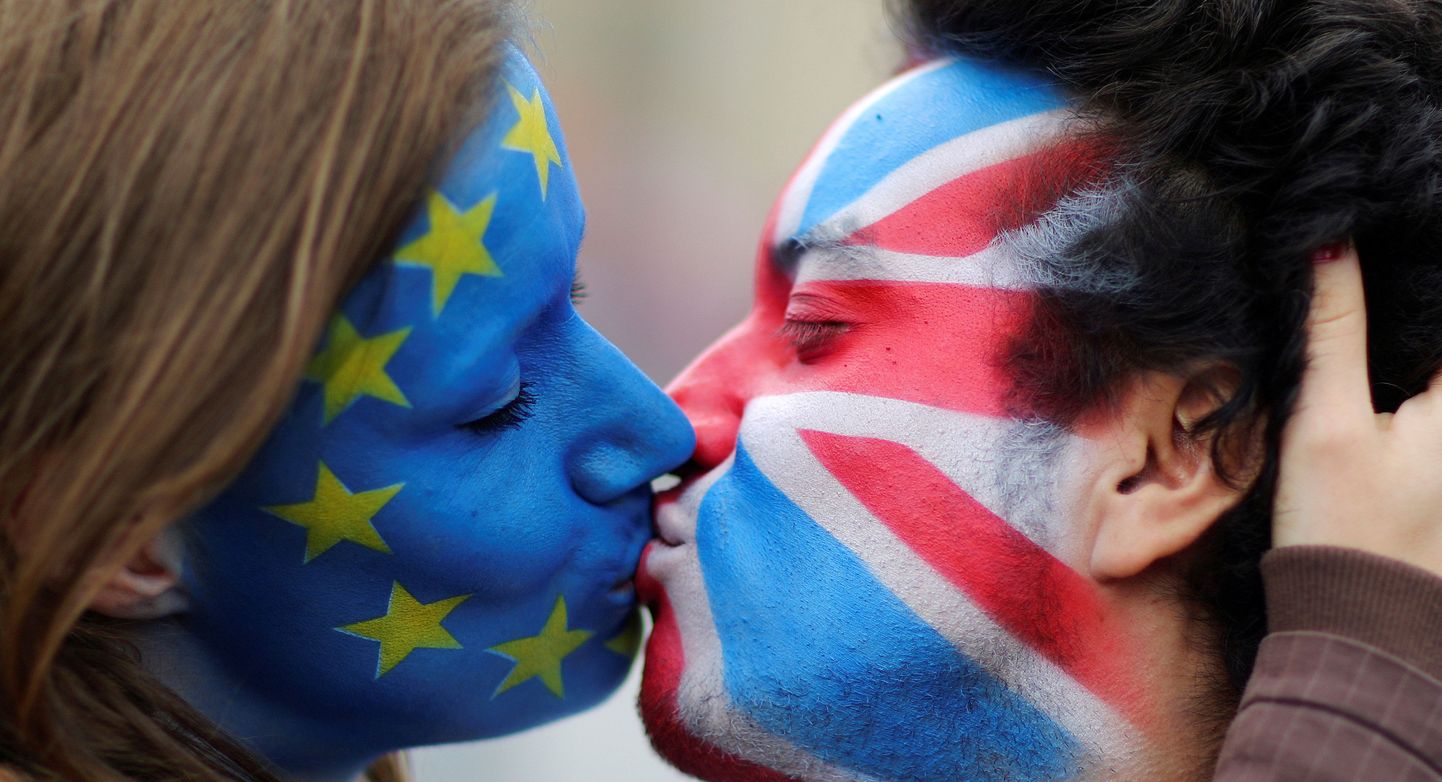 ELi ja Suurbritannia lipuvärvides näomaalingutega suudlev paar.