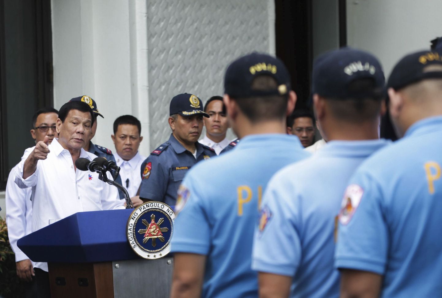 Rodrigo Duterte politseijõududele kõnet pidamas.