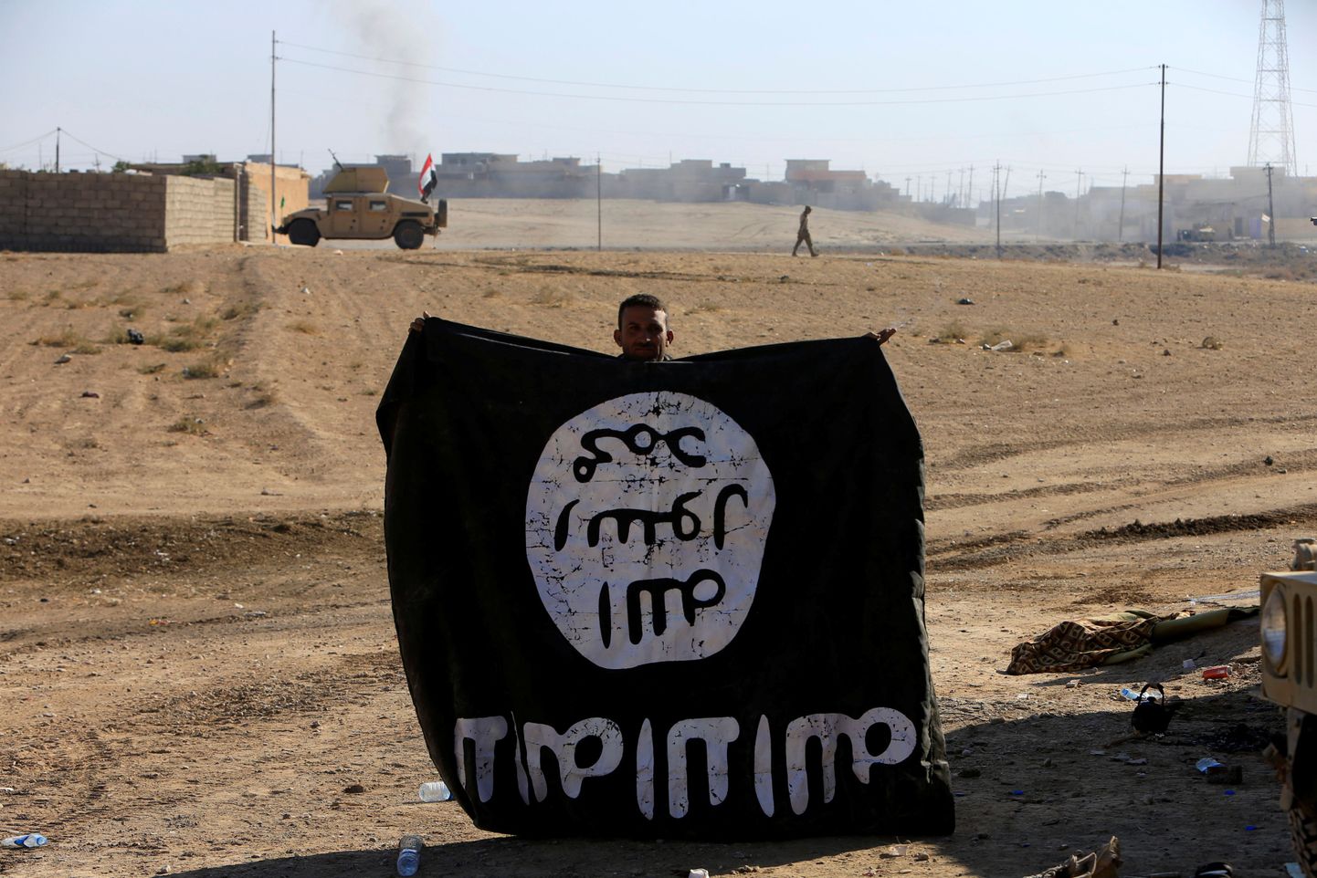 Iraagi sõdur Islamiriigi lipuga.