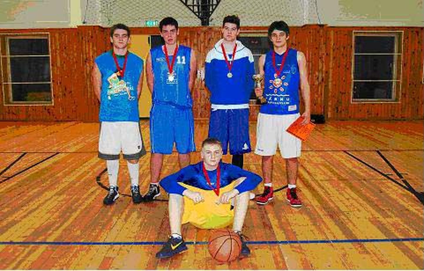 Paikuse noortekogu korraldatud sõbrapäeva korvpalliturniiri võitjad - meeskond Paikuse.