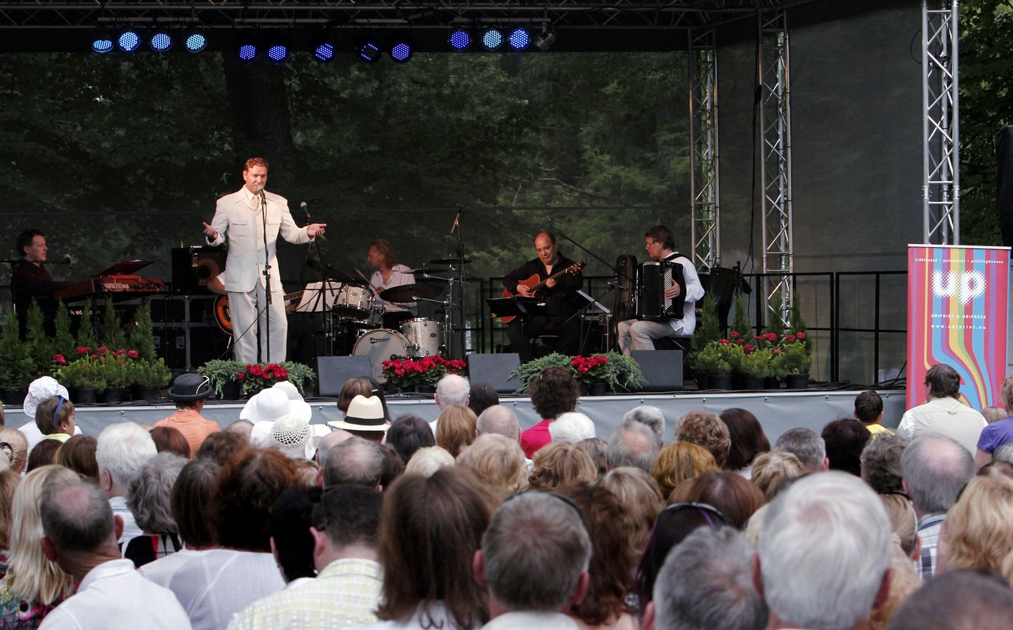 Festivali "Kummardus Valgrele" kontsert Pärnus Ammende villa aias.