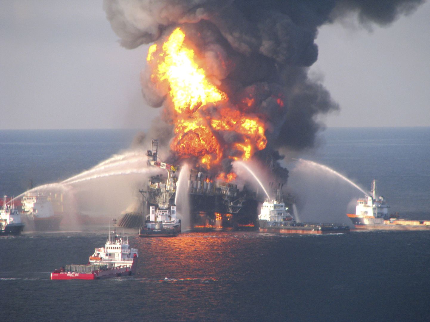 Naftaplatvormi põleng Mehhiko lahes 2010. aastal.