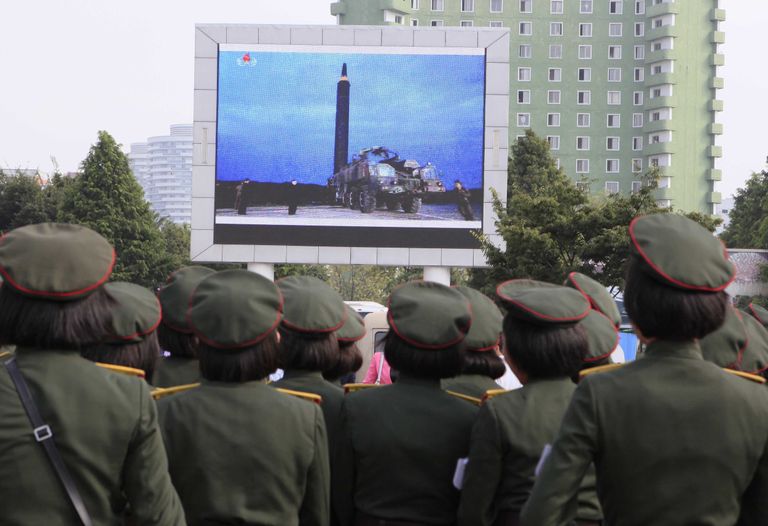 Põhja-Korea elanikud vaatavad Pyongyangi pearaudteejaama esisel väljakul teleuudist mandritevahelise raketi katsetusest. / Scanpix